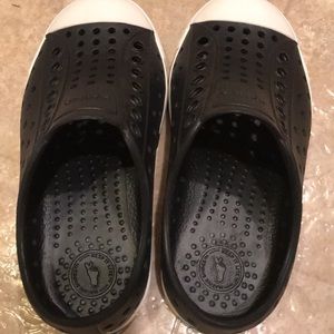 Native Jefferson toddler shoes size 9/10
